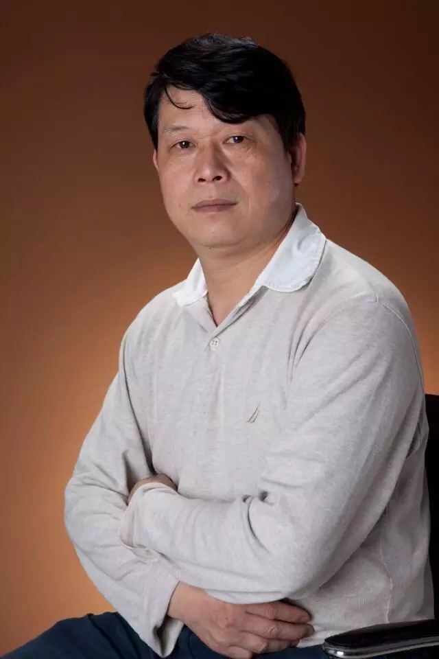 艺术家刘烽的坐姿肖像